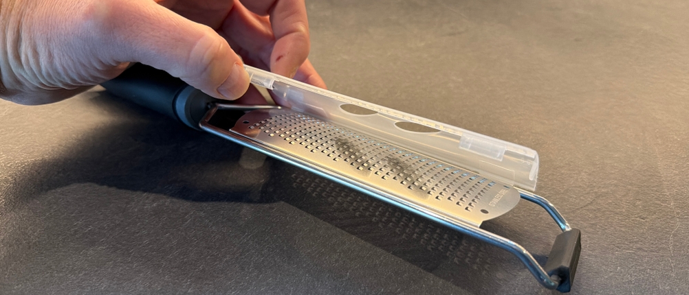 Eine Hand nimmt einen Schutz von der Winzbacher KS-0039