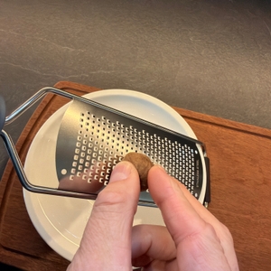 Mit der Winzbacher KS-0039 werden Muskatnüsse gerieben