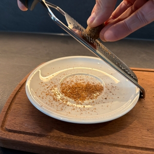 Eine Hand reibt eine Muskatnuss mit der Winzbacher KS-0039