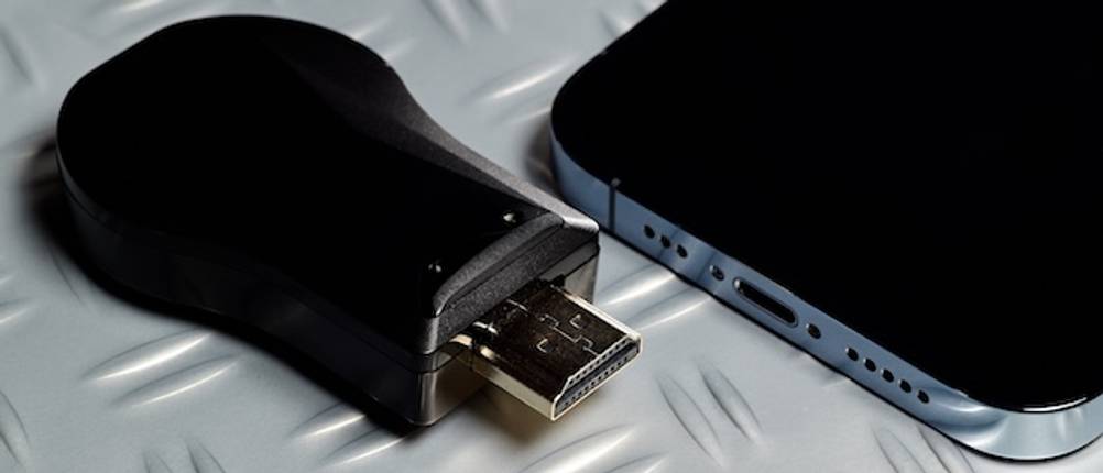 Wireless-HDMI getestet: Ein Wireless-HDMI-Dongle neben einem Smartphone.