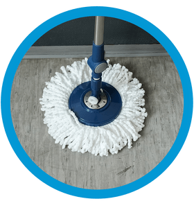 Ein runder Wischmoppkopf auf dem Fußboden.