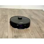 Ein Wischroboter reinigt einen grauen Laminatboden.