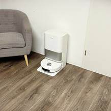 Der Wischroboter von Dreame lädt gerade in seiner Station.