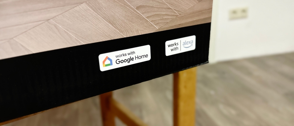 Nahaufnahme der Verpackung des Dreame-Wischroboters mit Symbolen und Hinweisen zu Smarthome-Konnektivität.