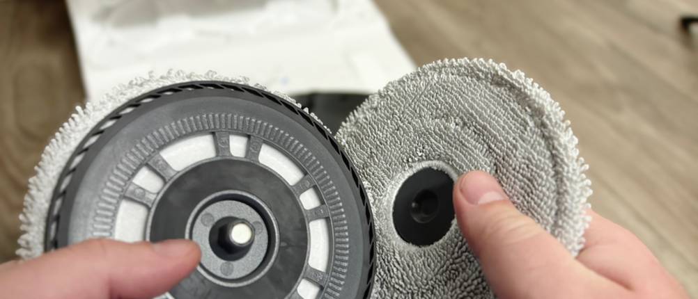 Zwei runde Wischmopps des Dreame-Wischroboters werden hochgehoben.