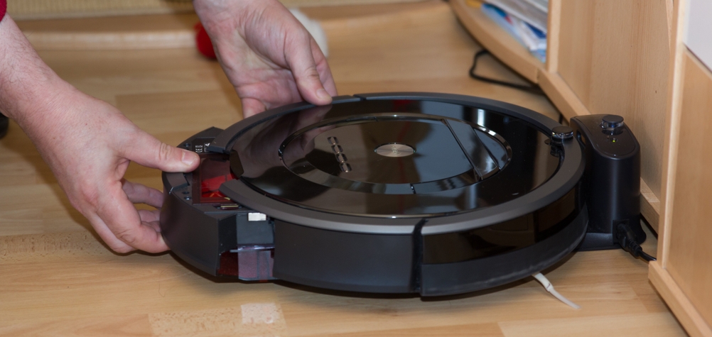 Ein getesteter Wischroboter wird an der Ladestation aufgeladen.