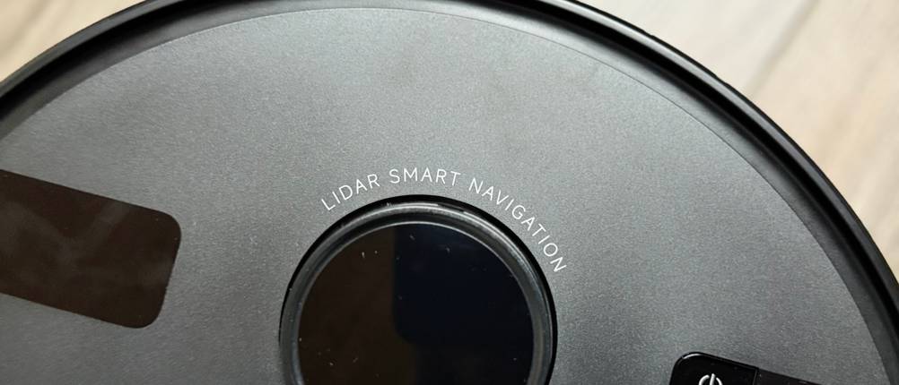 Nahaufnahme eines Lidar-Sensors des Wischroboters von Monsga.