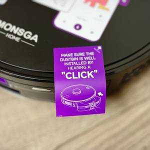 Ein Hinweis zum korrekten Einbau des Staub- und Wasserkombitanks ist auf dem Monsga-Wischroboter angebracht.