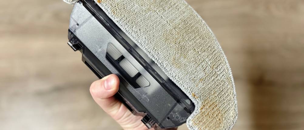 Das Wischtuch des Monsga-Wischroboter ist verdreckt.