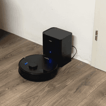 Der Wischroboter von Monsga steht in seiner Station.