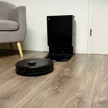 Der Wischroboter von Roborock hat gerade dessen Station verlassen.