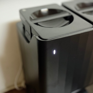 Eine weiße LED leuchtet bei der Basisstation des Wischroboters von Roborock.