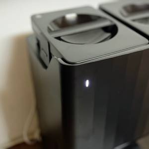 Eine weiße LED leuchtet bei der Basisstation des Wischroboters von Roborock.