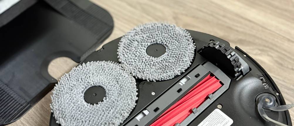 Zwei Runde Wischmopps sind in Nahaufnahme unterhalb des Wischroboters von Roborock angebracht.