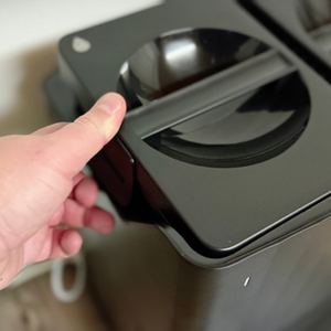 Der Abwassertank des Wischroboters von Roborock wird geöffnet.