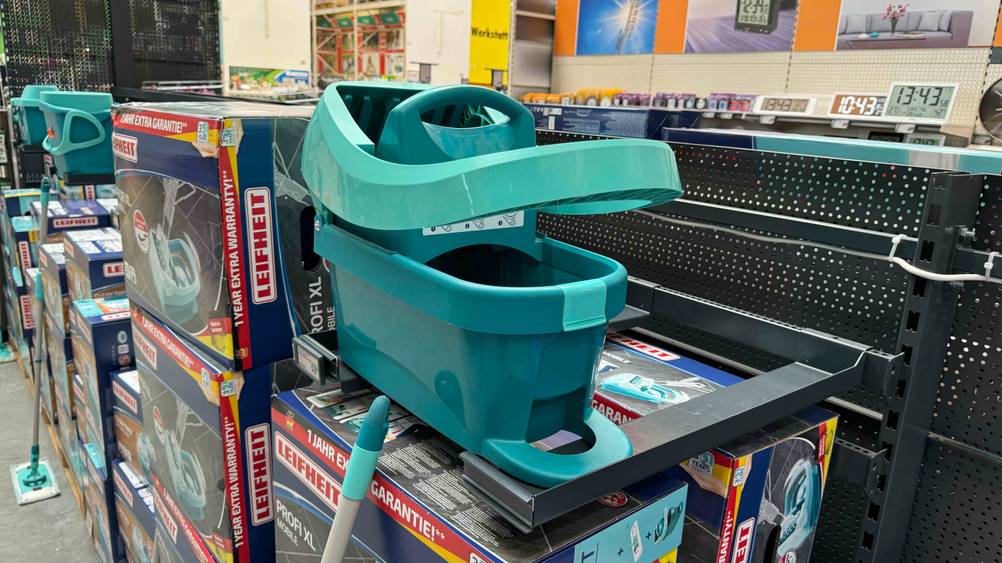 Wischsystem getestet: Ein Eimer des Systems von schräg vorne auf einem Regal in einer Verkaufsfläche.