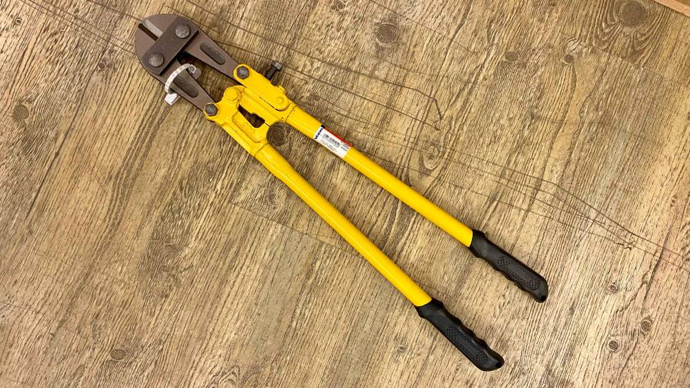 Bolzenschneider getestet: Ein Produkt liegt auf einer Holzfläche.