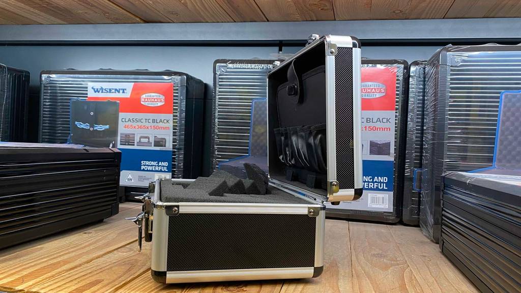 Im Test: Seitenansicht eines geöffneten Fotokoffers.