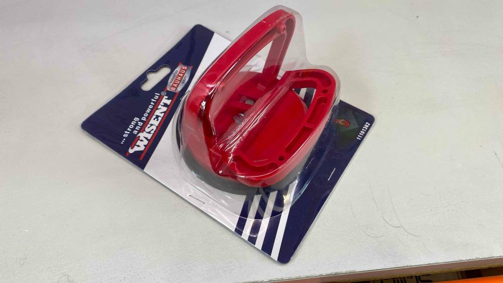 Ein getesteter Saugheber in seiner transparenten Originalverpackung auf einer hellen Fläche.