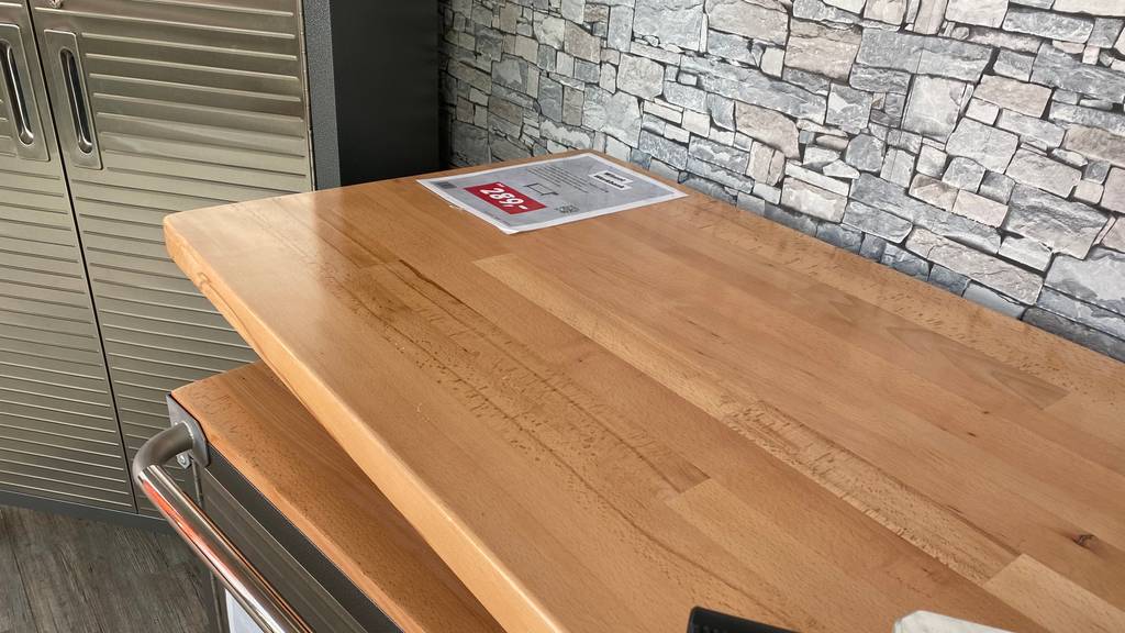 Detailaufnahme einer Holz-Werkbank im Test, die in einem Verkaufsbereich steht.