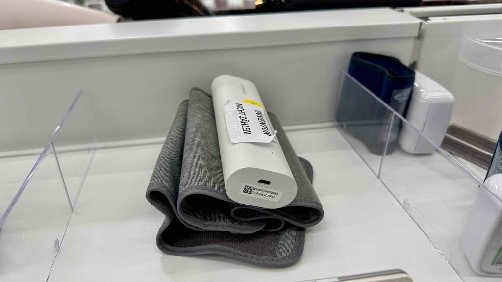 Getestet: Ein Bluetooth-Blutdruckmessgerät inklusive Armmanschette liegt in einem Verkaufsregal neben einem anderen Blutdruckmesser.