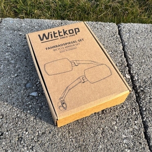 Der Karton der Wittkop 89010030 liegt auf einem Stein.