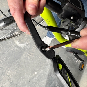 Eine Hand löst das Gelenk des Wittkop 89010030 mit einem Innensechskantschlüssel.