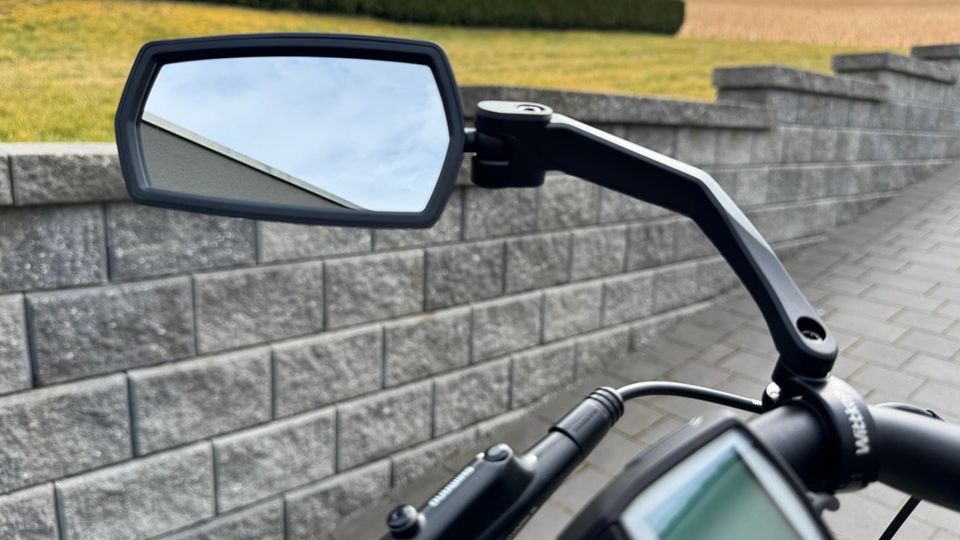 Der Wittkop 89010030 ist auf einem Fahrradlenker montiert.