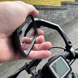 Eine Hand dreht den Wittkop 89010030 nach innen.