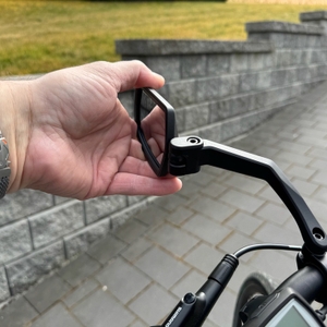 Eine Hand dreht den Wittkop 89010030 nach außen.