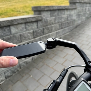 Ein Hand dreht den Wittkop 89010030 nach unten.