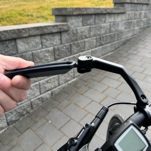 Eine Hand dreht den Wittkop 89010030 nach oben.