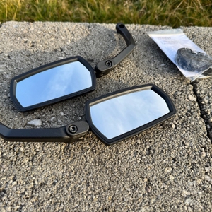 Die Wittkop 89010030 liegen neben den Halterungen auf einem Stein.