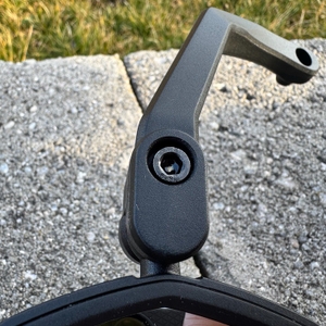 Das Gelenk am Spiegel des Wittkop 89010030 in Nahaufnahme.