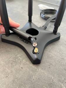 Der Antennensockel des Modells PCE-AC88 der Marke Asus bietet einen stabilen Stand.