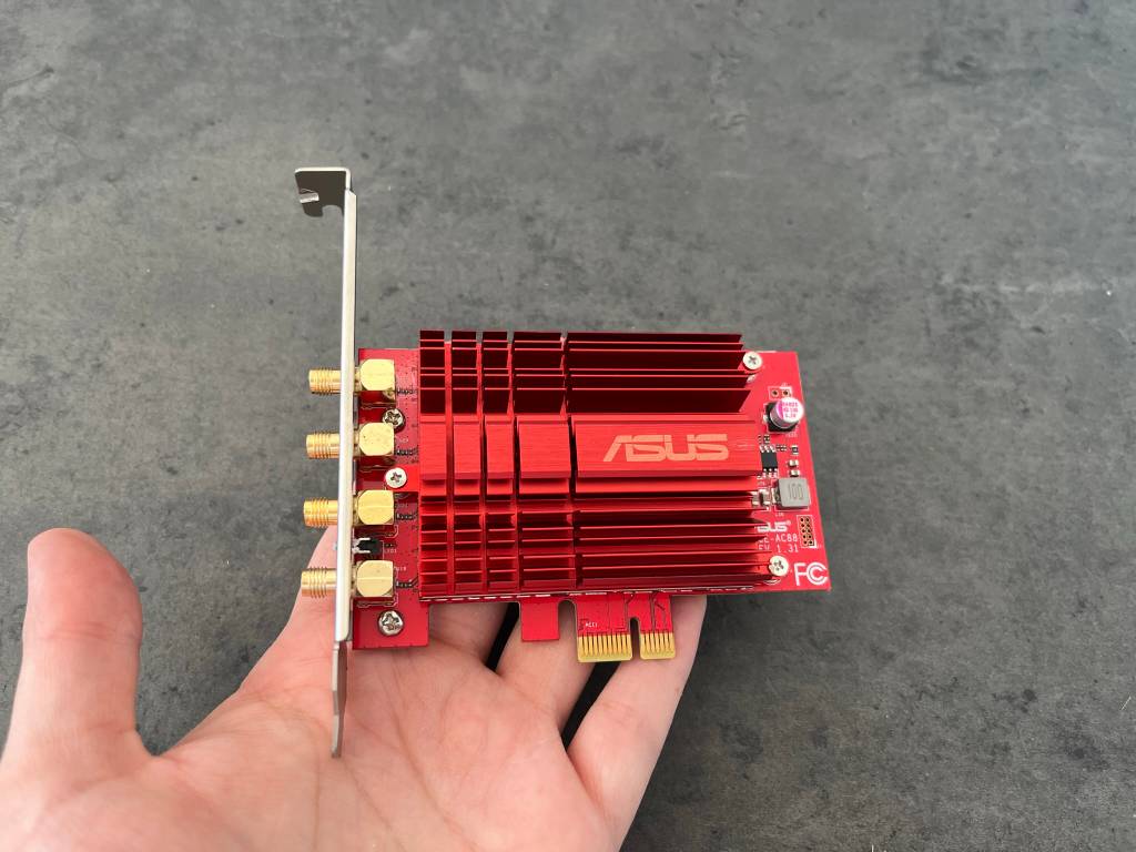Auf dem Bild: Die Asus PCE-AC88 PCIe-Karte verfügt über diverse Anschlüsse.