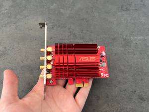 Auf dem Bild: Die Asus PCE-AC88 PCIe-Karte verfügt über diverse Anschlüsse.