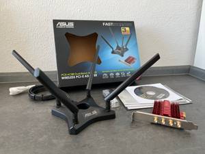 Auf dem Bild: die Asus PCE-AC88 PCIe-Karte inklusive externe Antenne.