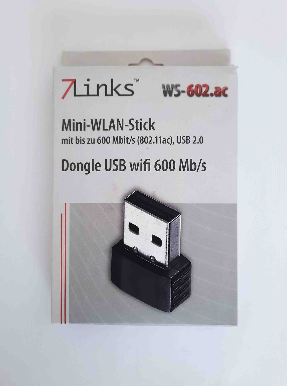 WLAN-Stick getestet: Eine Originalverpackung von vorne auf einem hellen Untergrund.