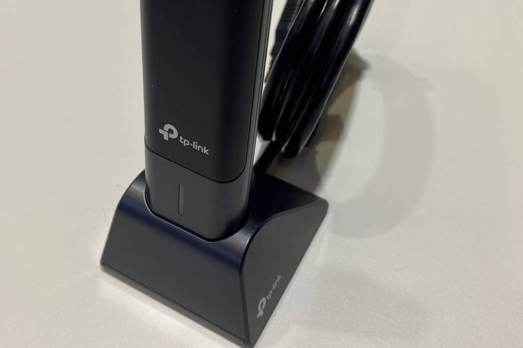 Getesteter Wlan-Stick befindet sich in der Ladestation. 