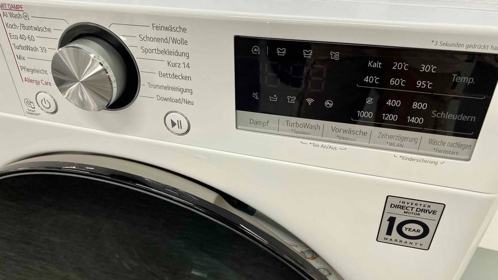 Wlan-Waschmaschine im Test: ausgeschaltete Waschmaschine mit verschiedenen Programmen.