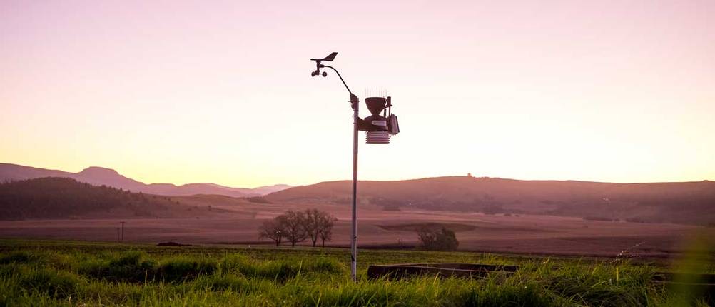 Nachdenklich stimmendes Bild einer Wetterstation vorm Sonnenaufgang