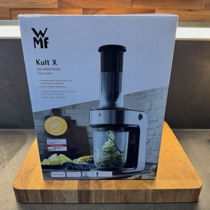 Die Verpackung des WMF Kult X steht in einer Küche.