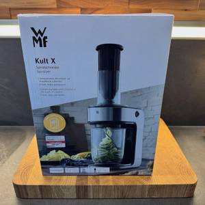 Die Verpackung des WMF Kult X steht in einer Küche.