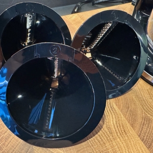 Drei schwarze, trichterförmige Schneidaufsätze des WMF Kult X liegen nebeneinander.