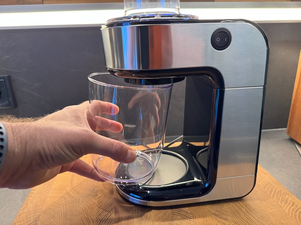 Ein durchsichtiger Behälter wird in den WMF Kult X Spiralschneider eingefügt.