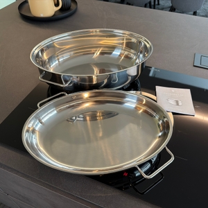 Der Lieferumfang vom Wmf 0788009990 steht auf einer Kochplatte