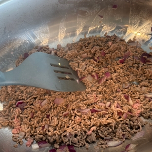 Hackfleisch und Zwiebeln liegen im Wmf 0788009990