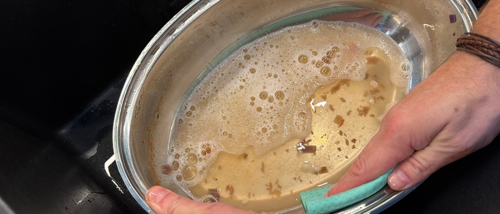 Der Wmf 0788009990 wird mit einem Lappen gereinigt