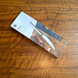 Der Karton vom Wmf 1291716046 liegt auf einem Tisch